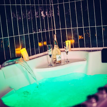 Love Room Du Mont D'Or - Baignoire Spa - Minibar Offert マルセイユ エクステリア 写真