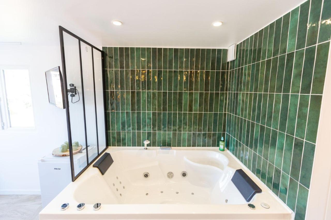 Love Room Du Mont D'Or - Baignoire Spa - Minibar Offert マルセイユ エクステリア 写真