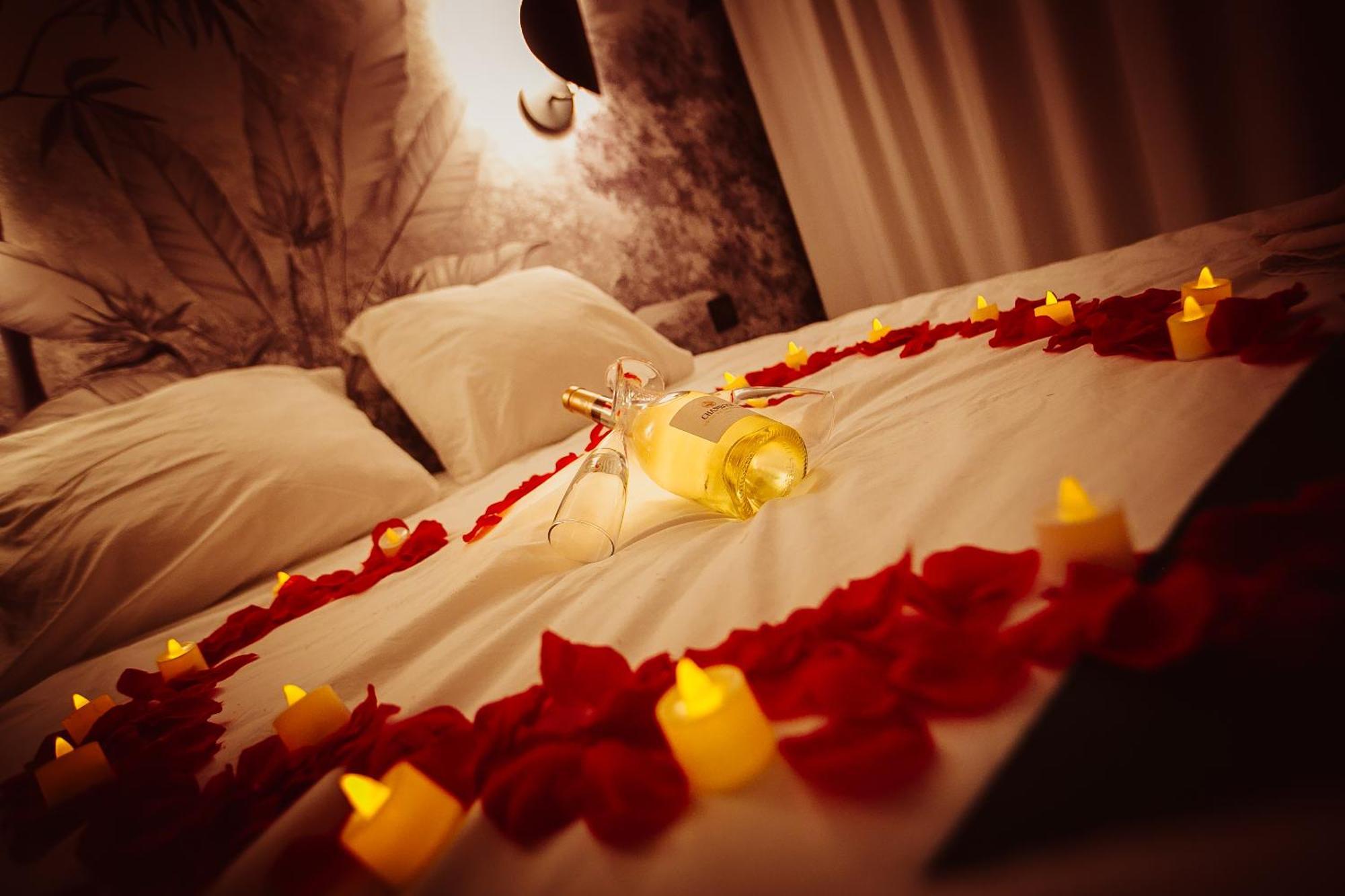 Love Room Du Mont D'Or - Baignoire Spa - Minibar Offert マルセイユ エクステリア 写真