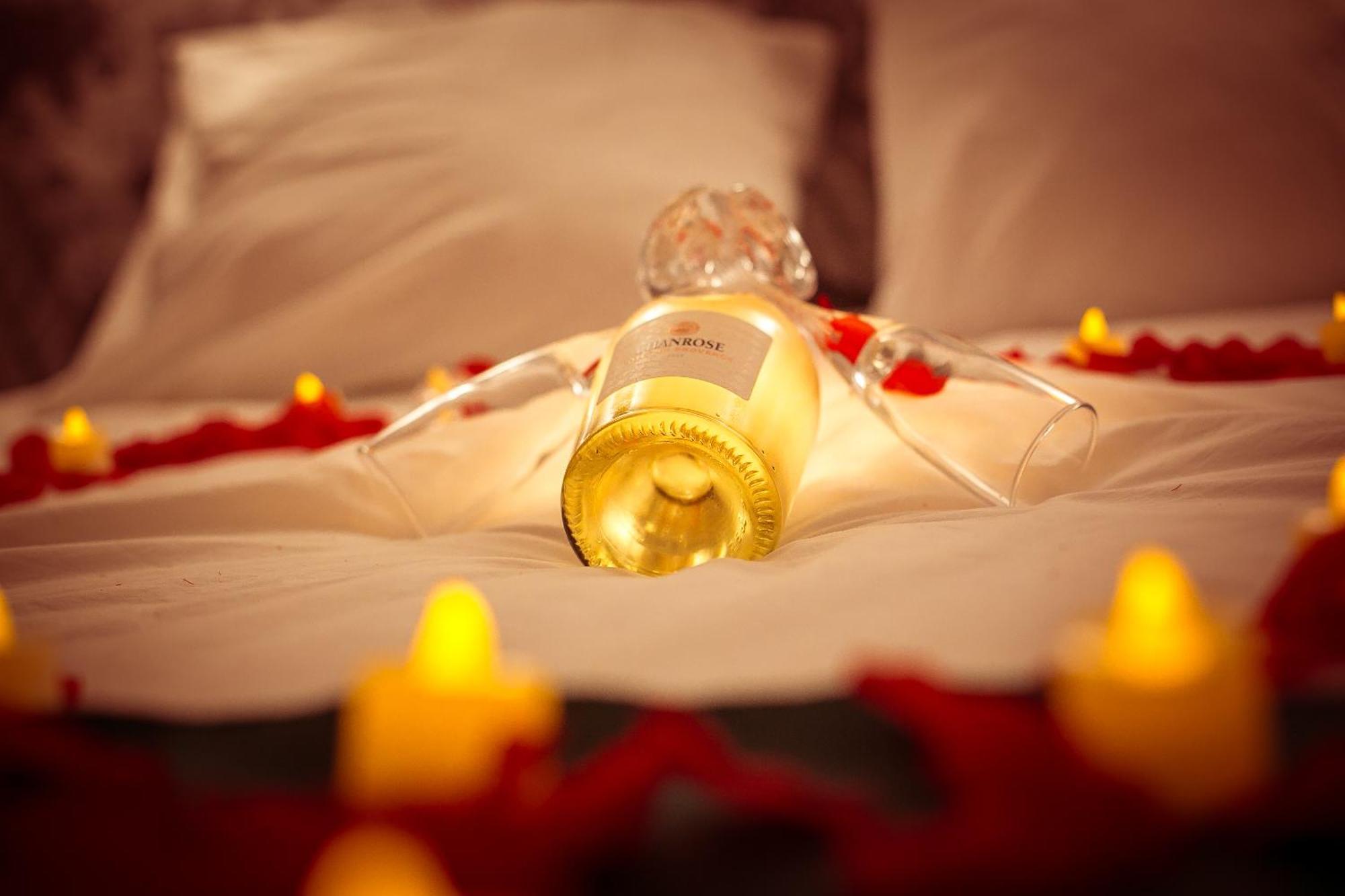 Love Room Du Mont D'Or - Baignoire Spa - Minibar Offert マルセイユ エクステリア 写真