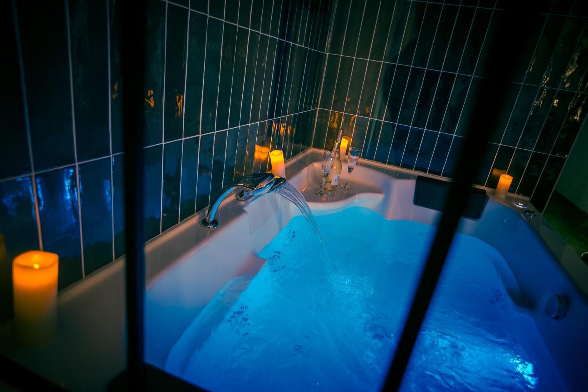 Love Room Du Mont D'Or - Baignoire Spa - Minibar Offert マルセイユ エクステリア 写真